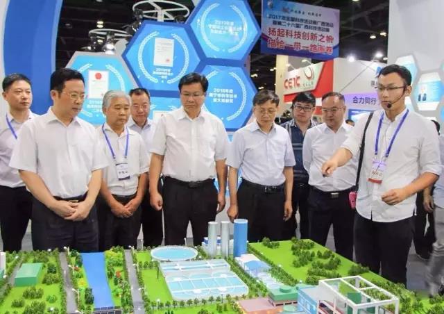 广西壮族自治区党委副书记侯开国（右三），，，，，，广西壮族自治区副主席黄日波（前排左三），，，，，，广西科技厅党组书记、厅长曹坤华（右二）等向导莅临腾博官网展位，，，，，，详细相识公司立异生长成绩。。。。。。。-8f874aef-46b2-4f0a-84f4-012aa3be66a7.jpg