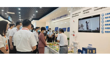 【“双创”运动周】自治区常务副主席蔡丽新旅行腾博官网展位