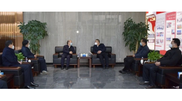 南宁市署理市长侯刚探望慰问王双飞院士